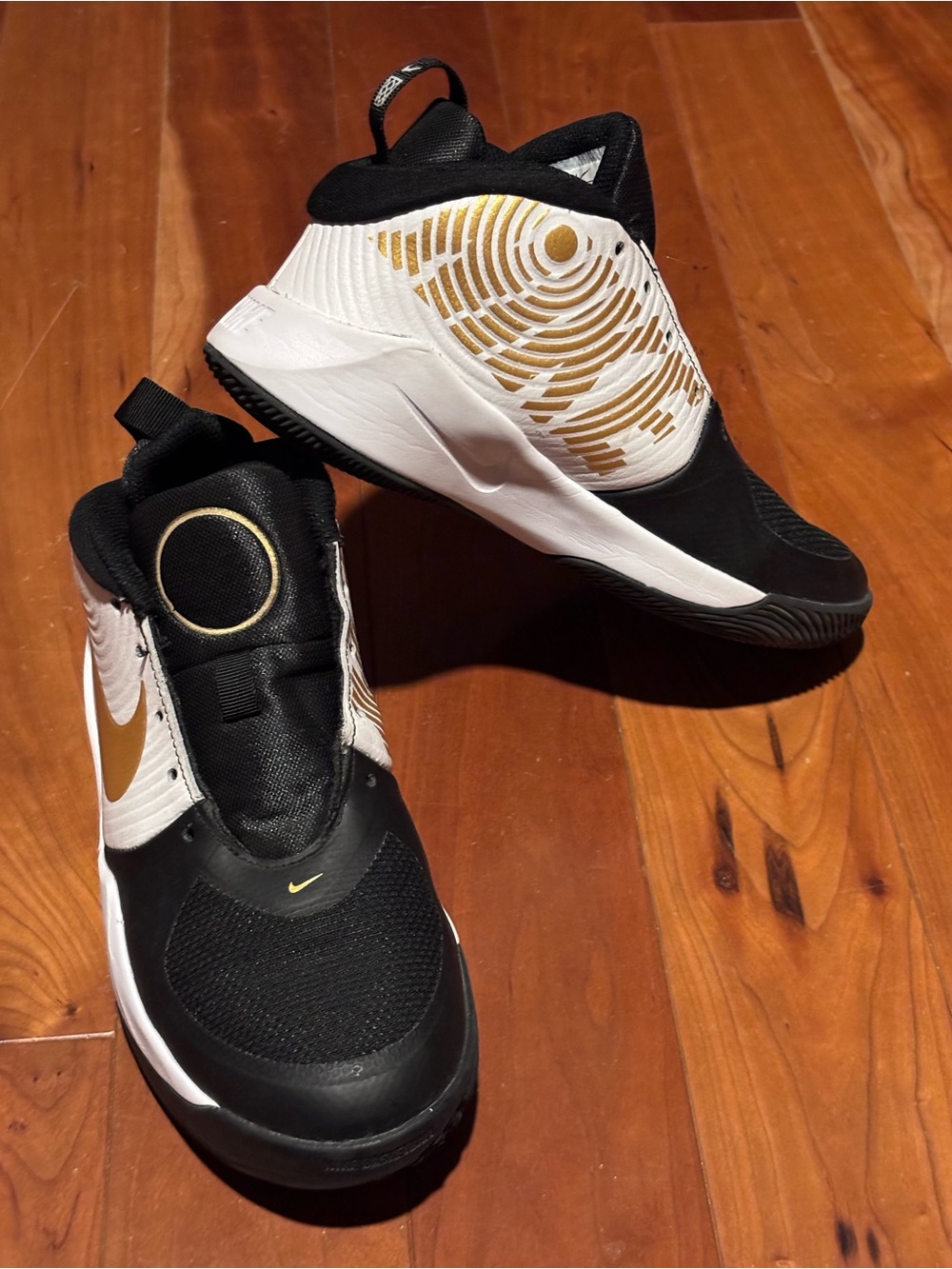 Nike Boys Team Hustle AQ4224-004 Black White Basketball Shoe/ Gold Nike Emblem